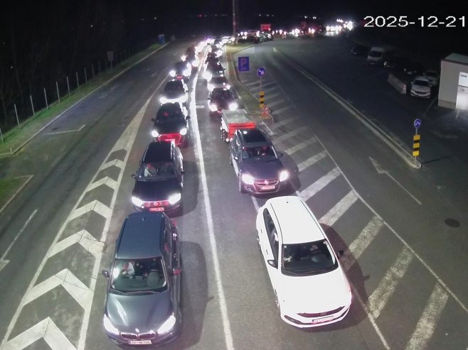 Velike gužve na graničnim prelazima, duge kolone vozila