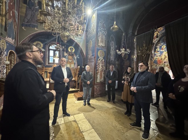 Delegacija iz Srbije uručila pomoć manastirima Dragović i Krka
