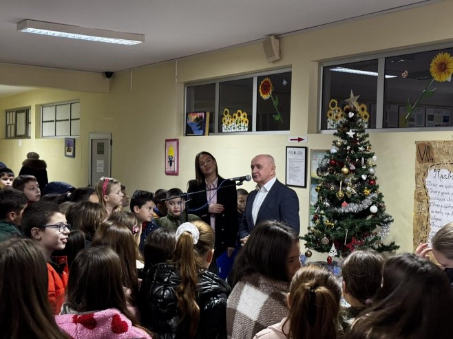 Đokić podijelio učenicima 240 novogodišnjih paketića u Brčkom