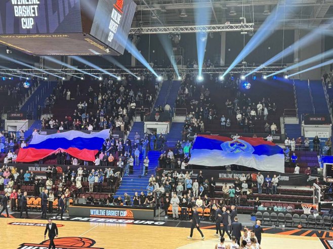 Zastave Srpske i Rusije na tribinama u Sankt Peterburgu (VIDEO)