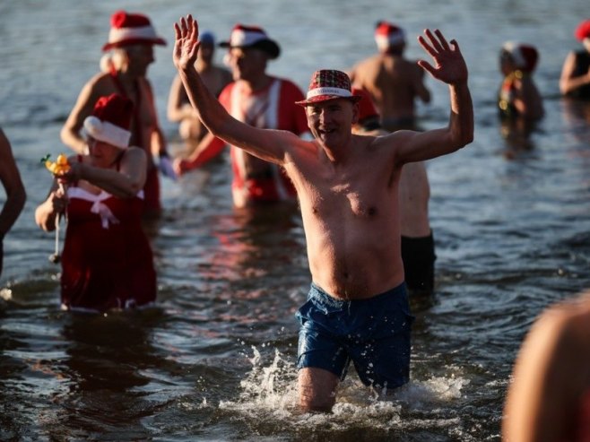 U Berlinu održano božićno kupanje u ledenom jezeru (FOTO/VIDEO)
