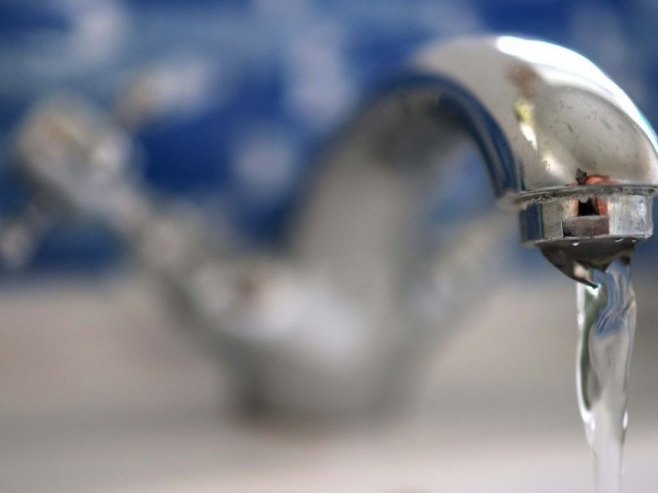 Voda (Foto: EPA/NEIL HALL/ilustracija) - 