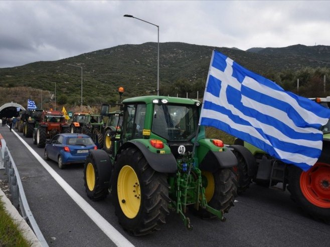 Poljoprivrednici traktorima i dalje blokiraju puteve širom Grčke