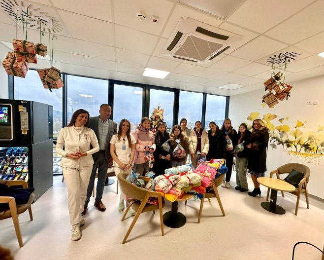 Učenice OŠ "Vuk Karadžić" u Doboju obradovale mališane paketićima i dekicama