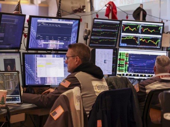 Cijena platine porasla na novi istorijski rekord, premašila 2.400 dolara po unci