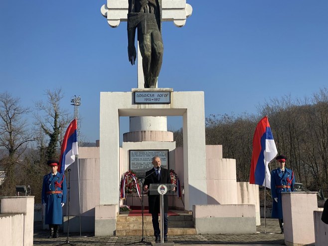 Položeni vijenci i cvijeće žrtvama dobojskog logora; 110 godine od prve internacije u logor  (FOTO)