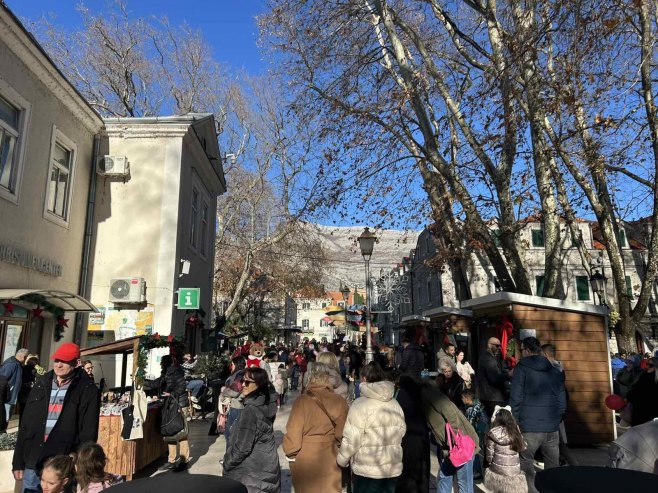 U Trebinju  svečano otvoren "Novogodišnji i Božićni bazar" (VIDEO)