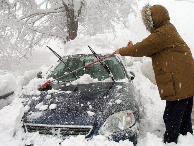 Snijeg zatrpao pokrajinu Pijemont: Ljudi do kuća kopaju tunele (VIDEO)