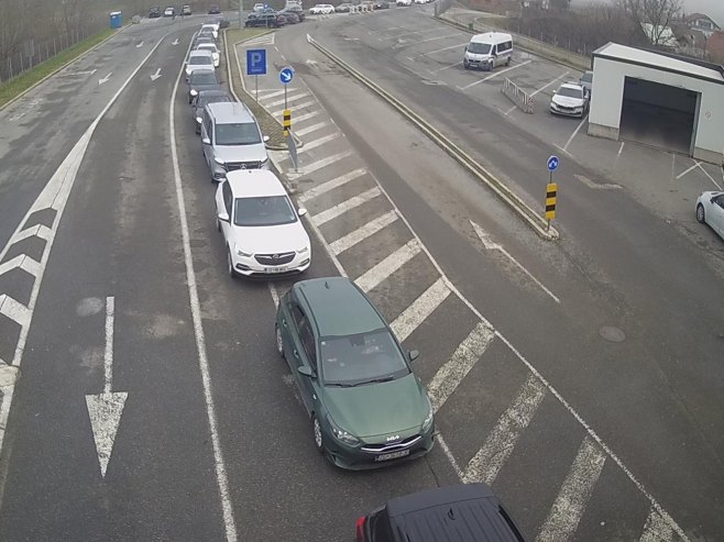 U Gradišci i Gradini duge kolone vozila u oba smjera