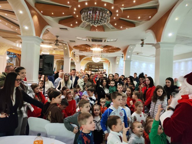 SNSD Banjaluka-dodjela paketića - Foto: Ustupljena fotografija