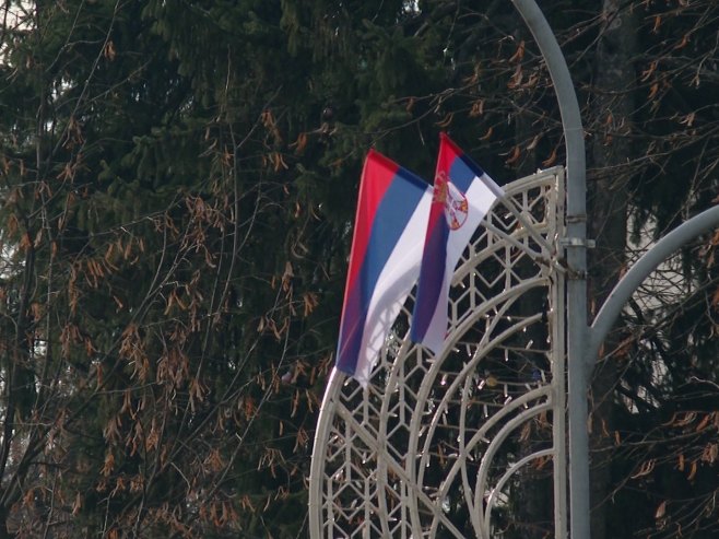 Banjaluku krase zastave Republike Srpske i Srbije (VIDEO)