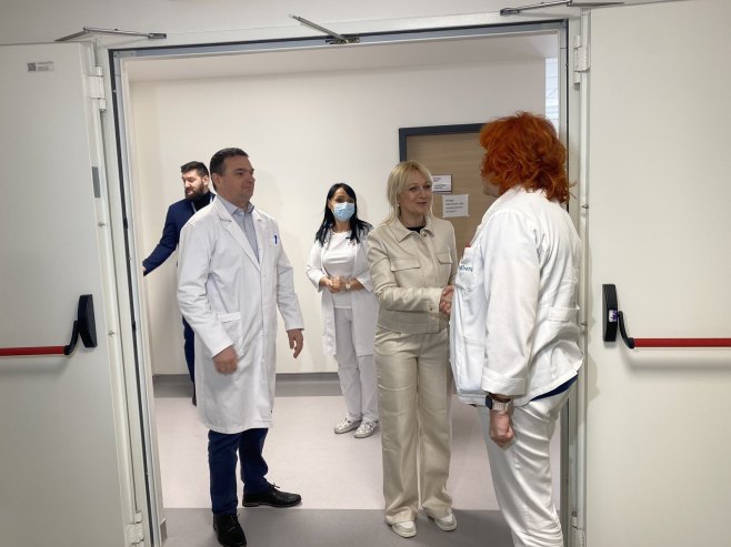 Čabrićeva u posjeti bolnici u Doboju, uručenje paketa za porodilje