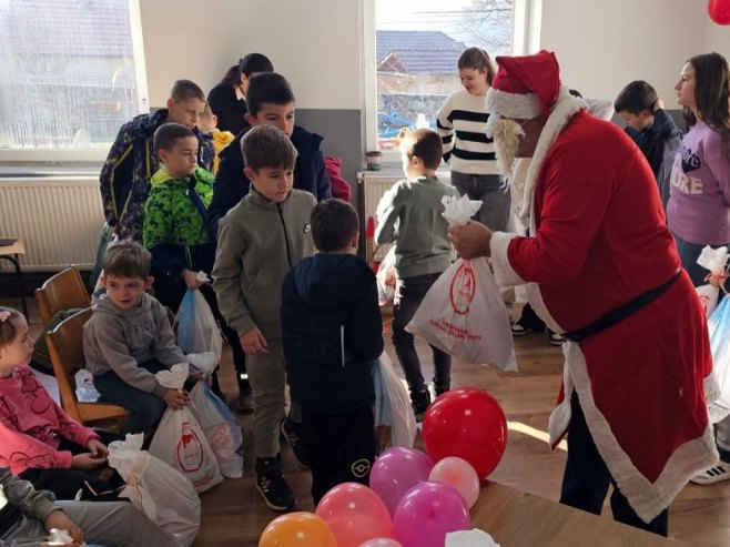 Odbor za pomoć KiM decembarsku podjelu paketića završio u Velikoj Hoči