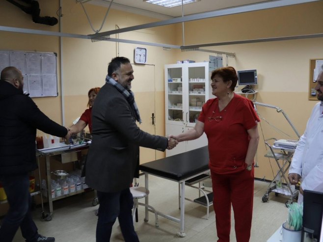 Derventa: Gradonačelnik Žunić u novogodišnjoj noći obišao dežurne gradske službe (FOTO)