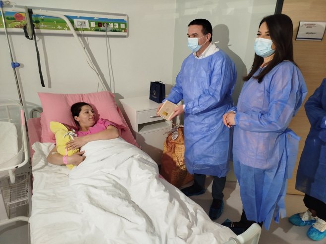 Zlatnim dukatom darivane prvorođene bebe u porodilištima u Srpskoj (FOTO)