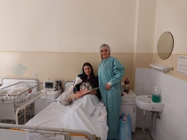 Dar Odbora za pomoć KiM prvoj srpskoj bebi rođenoj u Sjevernoj Mitrovici u 2026.