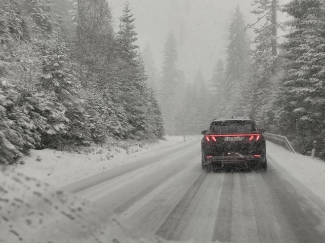 Svi putevi prohodni na području Sarajevsko-romanijske i gornjodrinske regije, oprez zbog poledice (VIDEO)