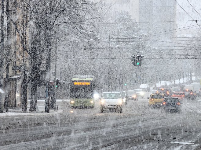 U većini mjesta u Srbiji snijeg i kiša, u Beogradu jaka kiša prešla u snijeg (FOTO/VIDEO)