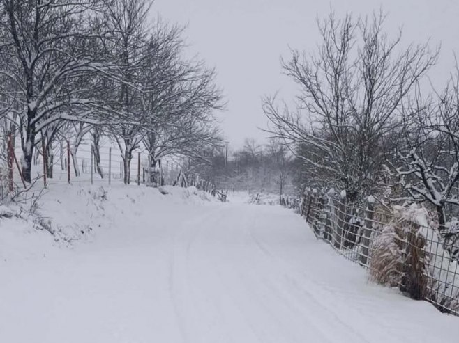 Mještani pojedinih banjalučkih naselja žale se na neočišćene ulice; Snijeg otežao kretanje (FOTO/VIDEO)