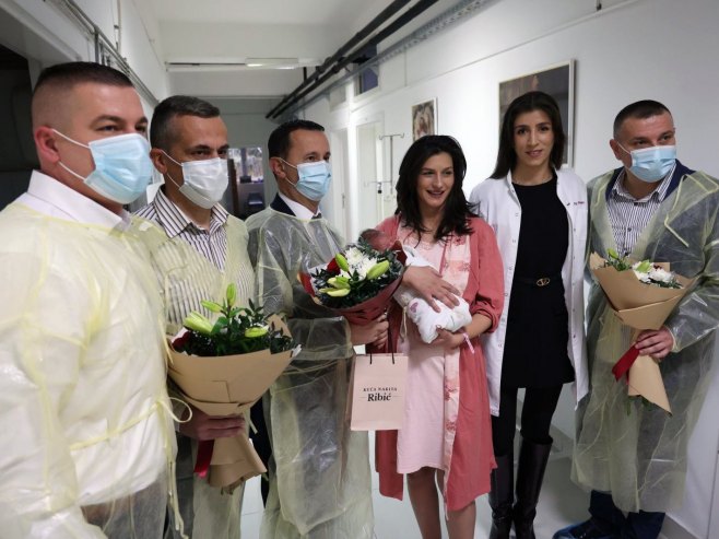 Gradonačelnik Trebinja darivao dukatom prvorođenu bebu u ovoj godini