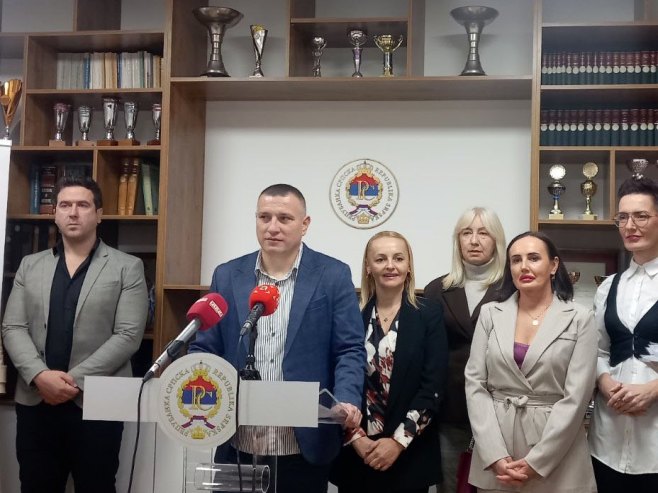 Obraćanje Nedeljka Lambete - Foto: SRNA