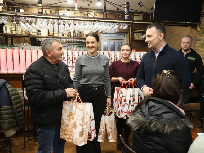 Gradski odbor SNSD-a Banjaluka podijelio poklon-bonove Gradski odbor SNSD-a Banjaluka podijelio poklon-bonove - Foto: Ustupljena fotografija