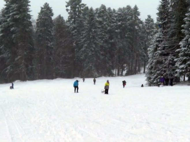 Prvi ovogodišnji snijeg privukao posjetioce na krajišku ljepoticu Kozaru (VIDEO)