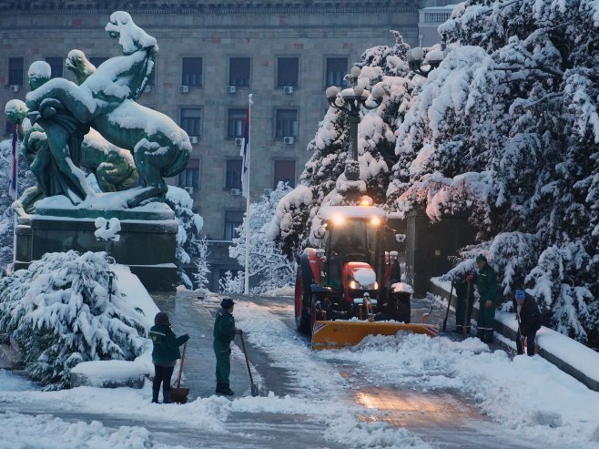 Sve gradske službe u punom kapacitetu uklanjaju posljedice velikih snježnih padavina
