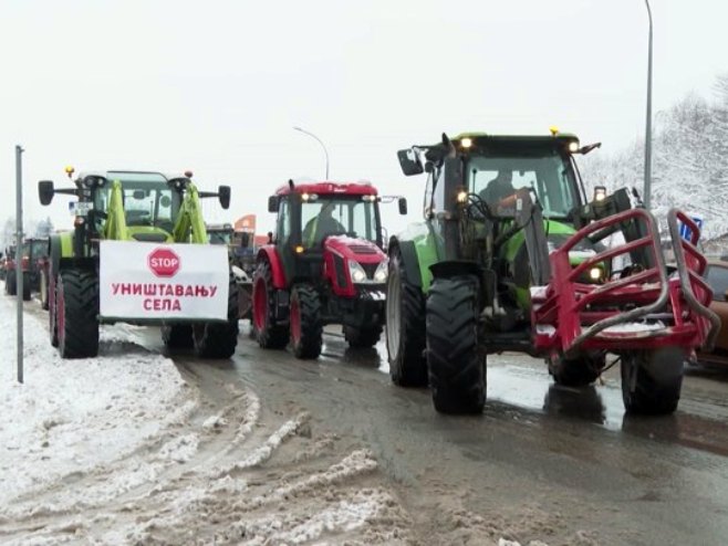 Mljekari u osam opština i gradova Srpske mirnom vožnjom traktorima iskazali nezadovoljstvo (FOTO/VIDEO)