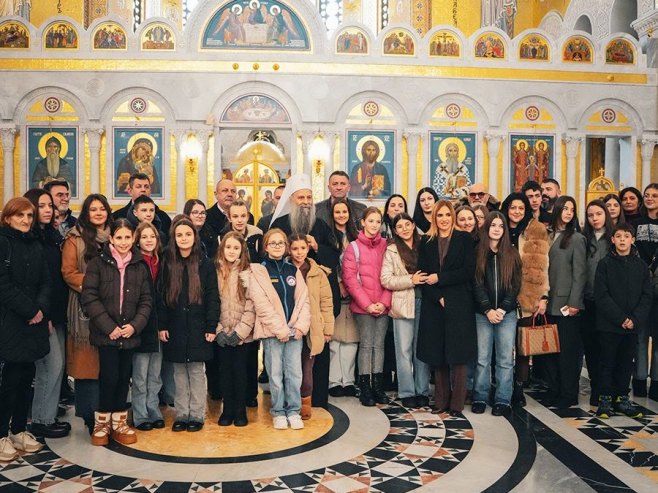 Djeca iz Prijedora, Herceg Novog i Grahova unijela u Hram Svetog Save osmjehe i radost (FOTO)
