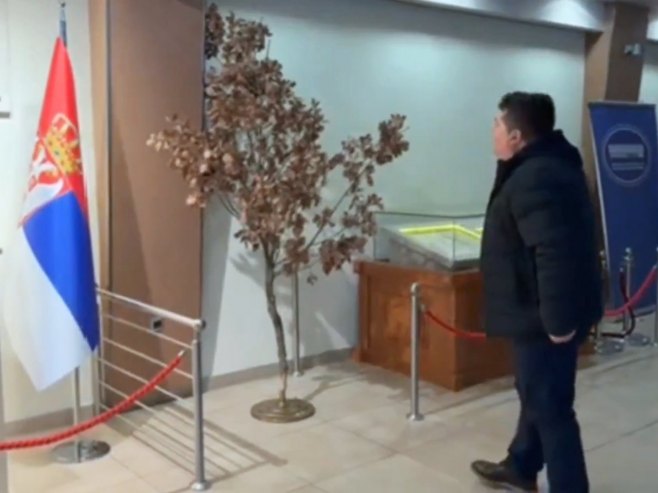 Stevandić unio badnjak u Narodnu skupštinu Srpske (foto: x.com/nenad_stevandic) - 