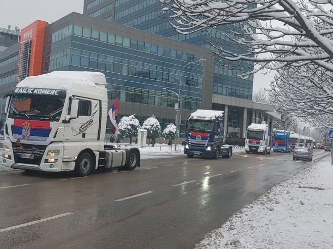 Defile kamiona sa badnjakom u Banjaluci: Najmlađi dobili paketiće (VIDEO)