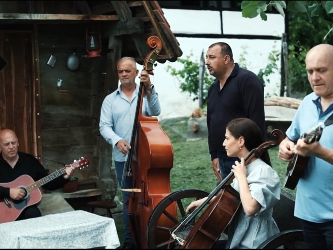 Orkestar "100 % Ćirilica" njeguje rodoljubivu pjesmu i tradiciju (VIDEO)