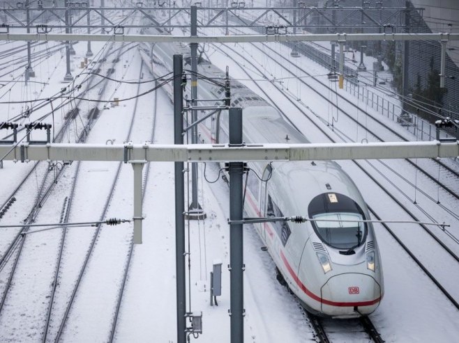 Snijeg i led paralizovali Evropu, ima preminulih, na stotine letova otkazano (VIDEO)