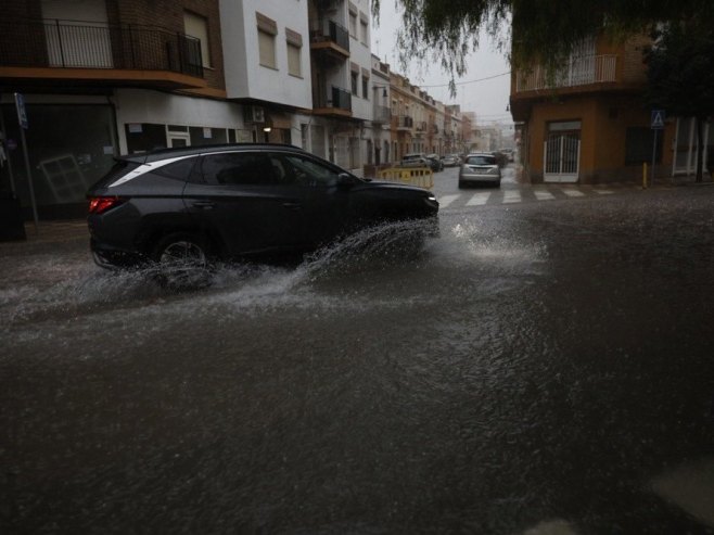 Poplave na zapadu KiM, pojedina mjesta bez struje i vode, dosta evakuisanih (VIDEO)