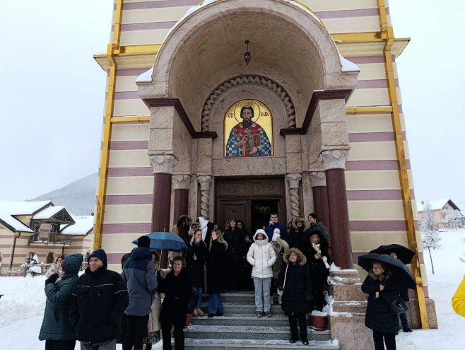 Mrkonjić Grad - nalaganje Badnjaka - Foto: SRNA