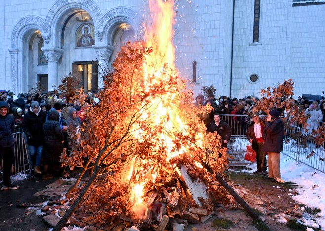 Ispred Hrama Svetog Save u Beogradu vjernici zapalili badnjak (Foto: TANJUG/ RADE PRELIĆ) - 