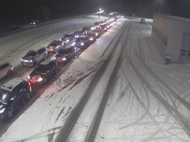 Duge kolone vozila na izlasku iz zemlje prema Hrvatskoj