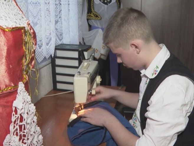 Ljubav prema tradiciji Kristijana iz Brezičana podstakla na izradu narodnih nošnji (VIDEO)