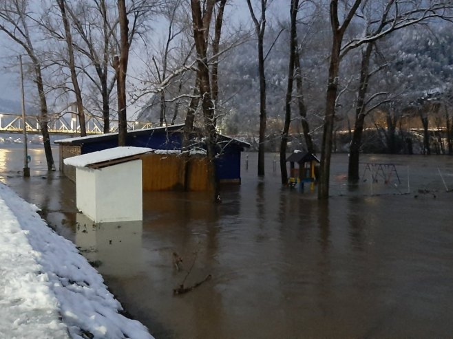 Voda došla do kuća u naselju Terminal u Karakaju