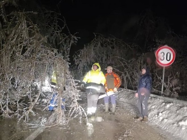 Zbog snježnih oluja otežan saobraćaj prema Drvaru (FOTO)