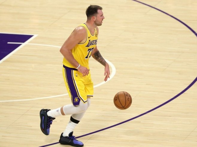 NBA: Dončić i DŽejms ubacili po 30, Lejkersima treća pobjeda u nizu (VIDEO)