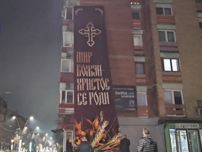 Transparent "Mir Božiji, Hristos se rodi" vraćen u Sjevernu Mitrovicu (VIDEO)