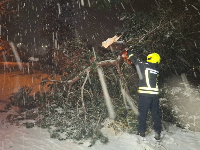 Pune ruke posla za banjalučke vatrogasce (FOTO)