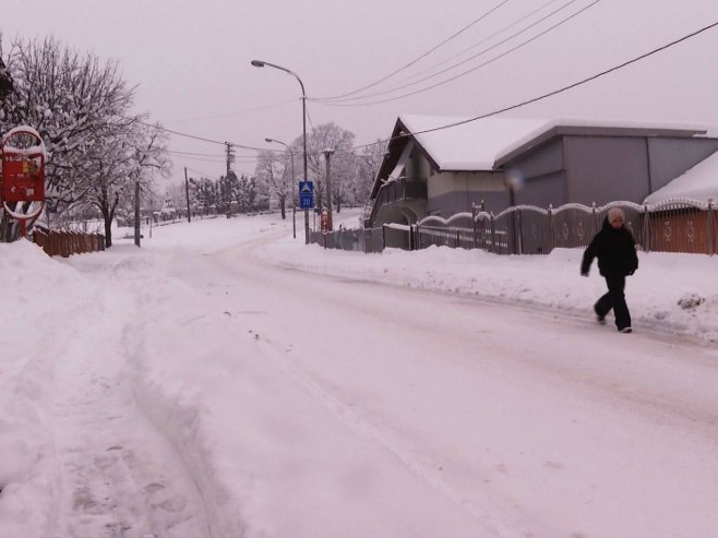 Banjaluka: Snijeg ponovo iznenadio nadležne - putevi neočišćeni i neprohodni, sela nemaju struje