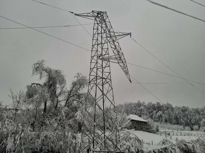Snijeg donio probleme, u Loznici šesti dan bez struje