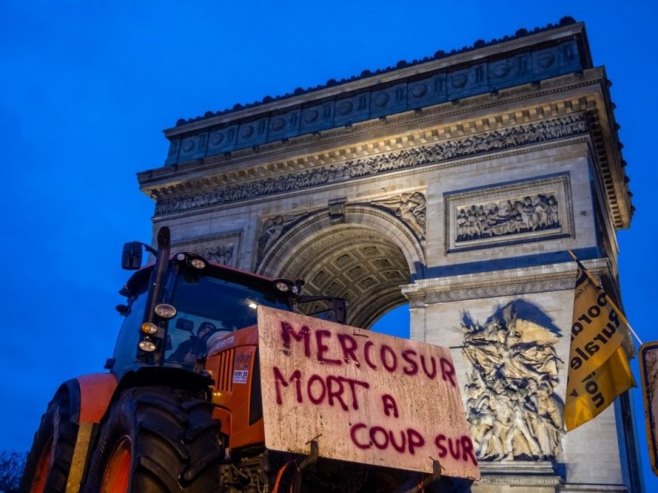 Poljoprivrednici u Parizu blokirali Trijumfalnu kapiju i Ajfelov toranj (VIDEO)