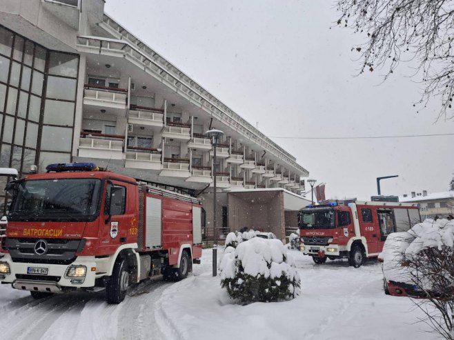 Pune ruke posla za vatrogasce: Požar u Domu penzionera u Banjaluci (FOTO)