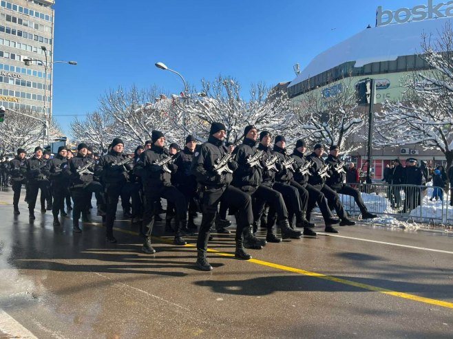 Gradske službe nisu očistile Trg Krajine za defile - imaju preča posla