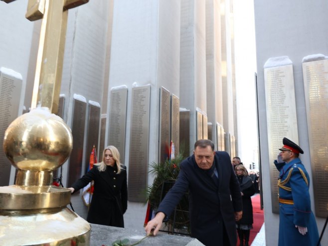 U Banjaluci ceremonija otkrivanja Centralnog spomen-obilježja borcima; Položeni vijenci i cvijeće (FOTO)